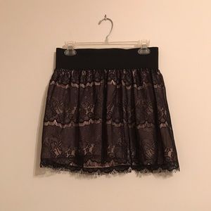 🍂Exhilaration skirt, size medium, tan w/ blk lace